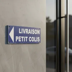 Panneau Livraison Petit Colis Flèche Gauche PVC – Parking