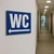 Panneau WC direction gauche – Panneau toilettes
