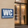 Panneau WC direction gauche – Panneau toilettes