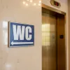 Panneau WC direction gauche – Panneau toilettes
