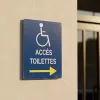 Panneau Toilettes Handicapés à Droite - Accès PMR