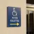 Panneau accès toilettes handicapé à droite – vue 3