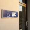 Panneau signalétique WC handicapés avec pictogramme PMR