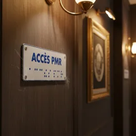 Plaque braille « Accès PMR » – signalétique tactile