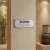 Plaque braille « Entrée » – signalétique accessible ERP