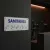 Plaque braille « Sanitaires » – porte accessible ERP