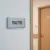 Plaque de porte Alu "TOILETTES" – Plaque de porte
