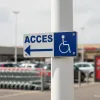 Panneau accès handicapé direction gauche | PMR
