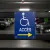 Panneau accès handicapé, flèche vers la droite