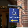 Panneau signalétique rampe d'accès PMR à gauche – handicap