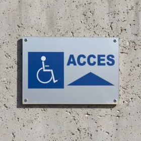 Panneau d'accès handicapé direction en haut –