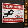 Autocollant « Magasin protégé » avec caméra de surveillance, mention 24h/24h et surveillance électronique, vu de face