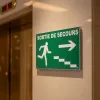 Panneau Sortie de secours escalier à droite photoluminescent