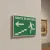 Panneau Sortie de secours escalier gauche ISO 7010 vert