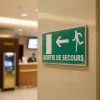 Panneau Sortie de Secours Gauche avec Porte | Signalétique Évacuation