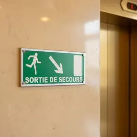 Panneau sortie de secours porte en bas – Sécurité évacuation