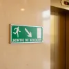 Panneau sortie de secours porte en bas – Sécurité évacuation