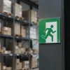 Signalétique Évacuation : Panneau Sortie de Secours Droite