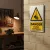 W015 Danger Charges suspendues – Panneau attention Danger
