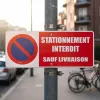 Panneau signalétique stationnement interdit sauf mention spéciale