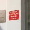 Panneau Accès interdit zone réservée aux personnels du service