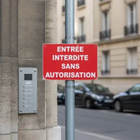 Panneau signalétique Interdit sans autorisation
