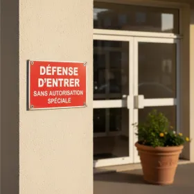 Panneau Défense d'entrer : accès interdit sans autorisation