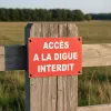 Panneau accès à la digue interdit – Interdiction