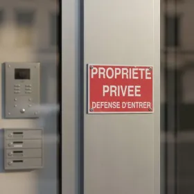 Panneau interdiction d’entrer rouge – Signalétique accès interdit