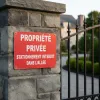 Panneau propriété privée stationnement interdit dans l'allée