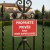 Panneau propriété privée accès interdit sous vidéosurveillance