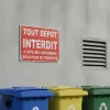 Dépôt Interdit à Côté des Conteneurs – Risque de Poursuites