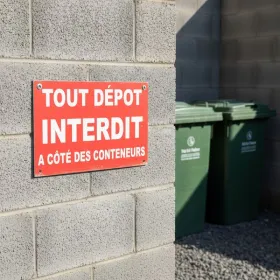 Panneau Tout dépot interdit à coté des conteneurs