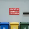 Panneau Tout dépot interdit à coté des conteneurs
