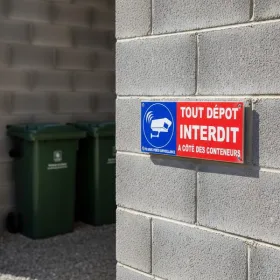Panneau tout dépôt interdit conteneurs sous vidéosurveillance
