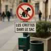 Panneau Les crottes dans le sac – Panneau interdit aux chiens