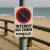 Panneau interdit aux chiens bilingue « No dogs please »