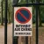Panneau interdit aux chiens bilingue « No dogs please »