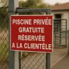 Panneau signalétique Piscine privée gratuite | Accès réservé aux clients