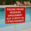 Panneau piscine privée clients : signalétique et accès sécurisé