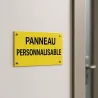 Petit panneau personnalisé en PVC rigide 3 mm, vissé près d'une porte