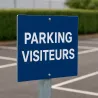Panneau personnalisé carré en aluminium Dibond bleu, boulonné sur un poteau de parking