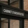 Bandeau personnalisé extra-long en PVC rigide, vissé au-dessus d'une porte vitrée de bureau