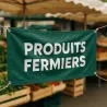 Banderole personnalisée attachée au cadre d'un étal de marché