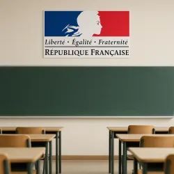 Devise de la République — salle de classe, au-dessus du tableau