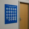 26 critères de discrimination — couloir de l'administration