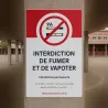 Interdiction de fumer et de vapoter — préau, pilier en béton