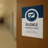 Silence — examen en cours — porte de salle d'examen, dans le couloir