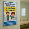 Après les toilettes, je me lave les mains — sanitaires de maternelle, au-dessus des lavabos