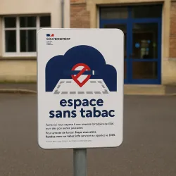 Espace sans tabac — tête de poteau devant l'entrée